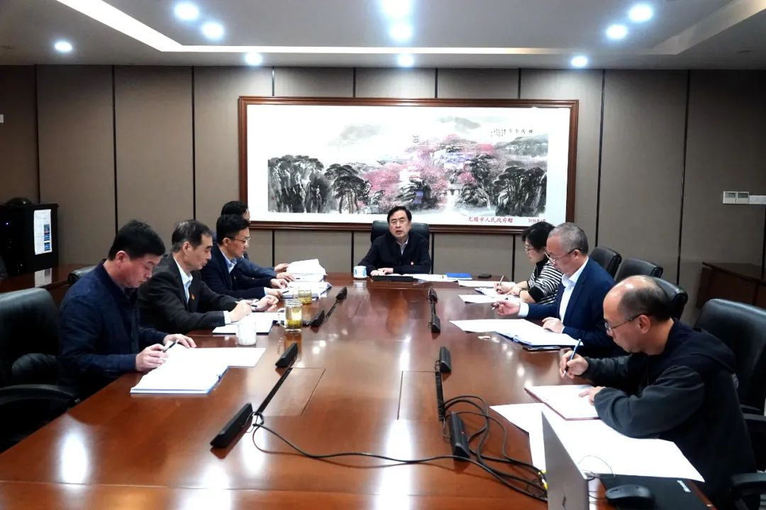 趙振元在黨委中心組學(xué)習(xí)二十大報(bào)告會上提出三個工作要點(diǎn)：第一堅(jiān)持十年來的正確路線；第二開啟新的一百年征程；第三堅(jiān)持電子和新能源領(lǐng)域外開辟更多新的賽道_副本.png